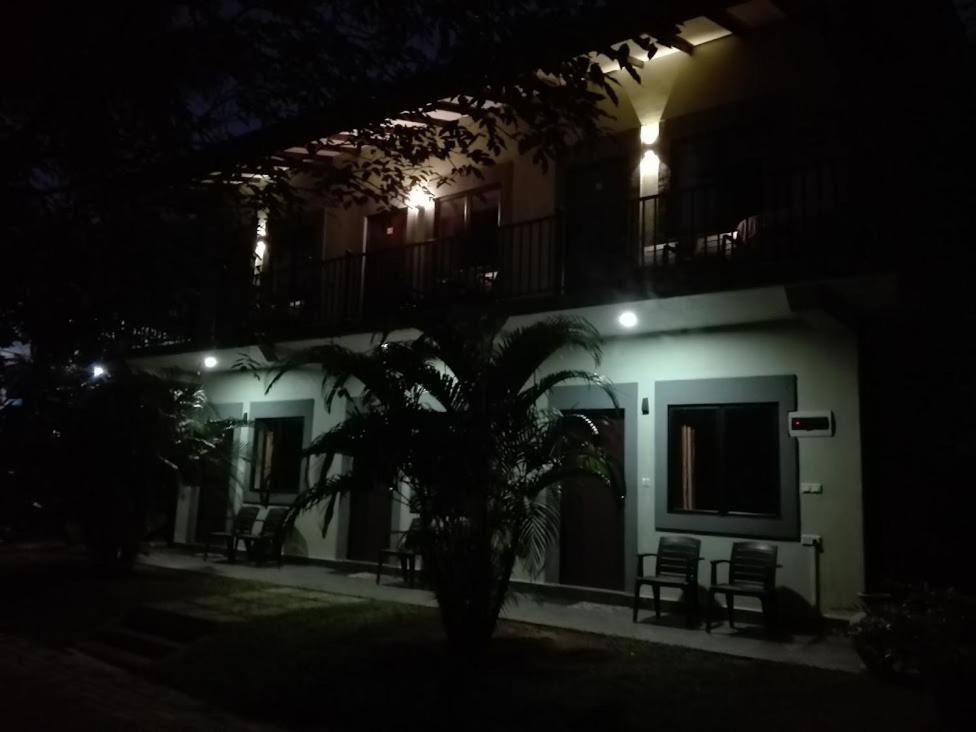 The Paramount Lodge Полоннарува Экстерьер фото