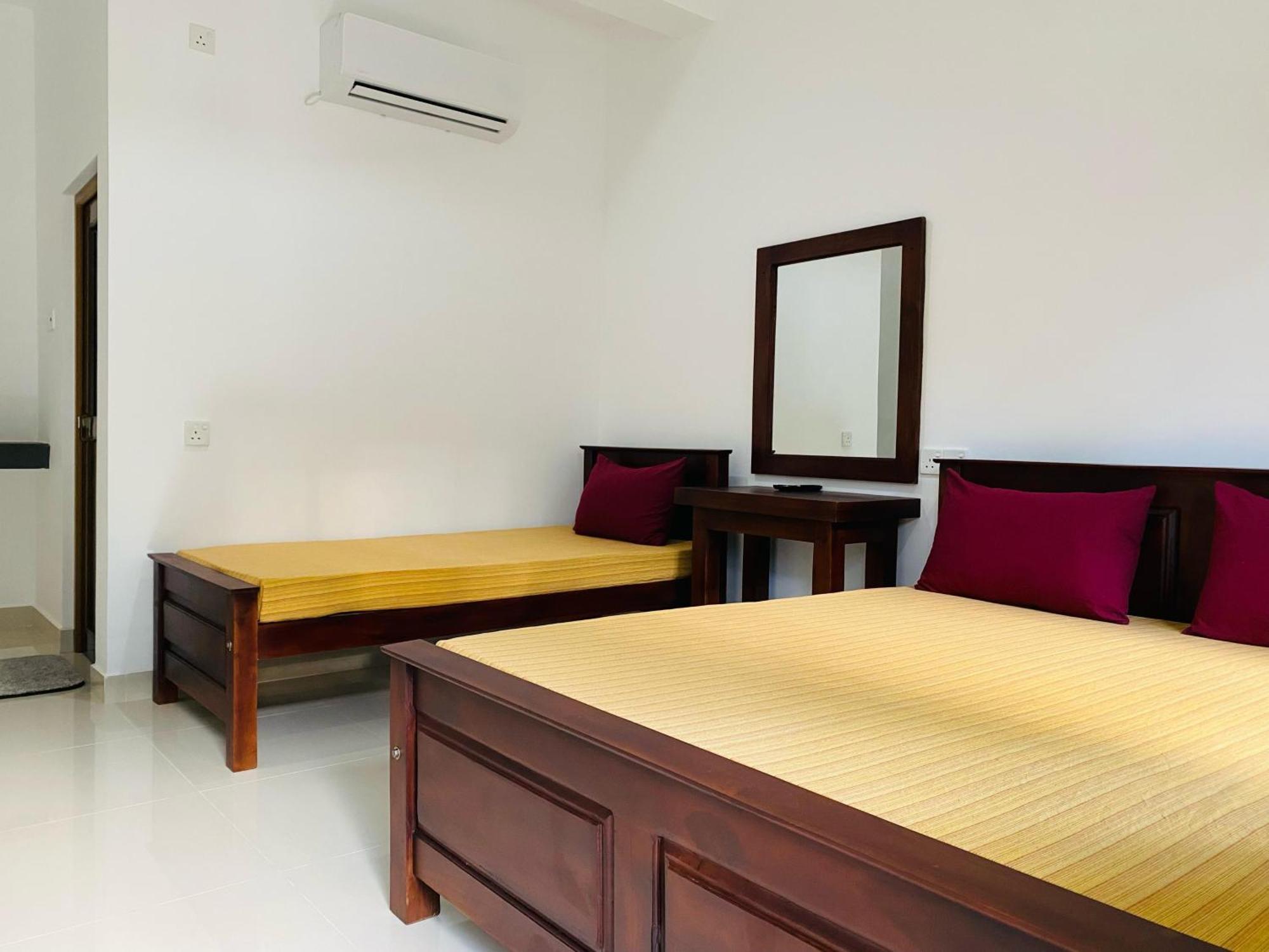 The Paramount Lodge Полоннарува Экстерьер фото
