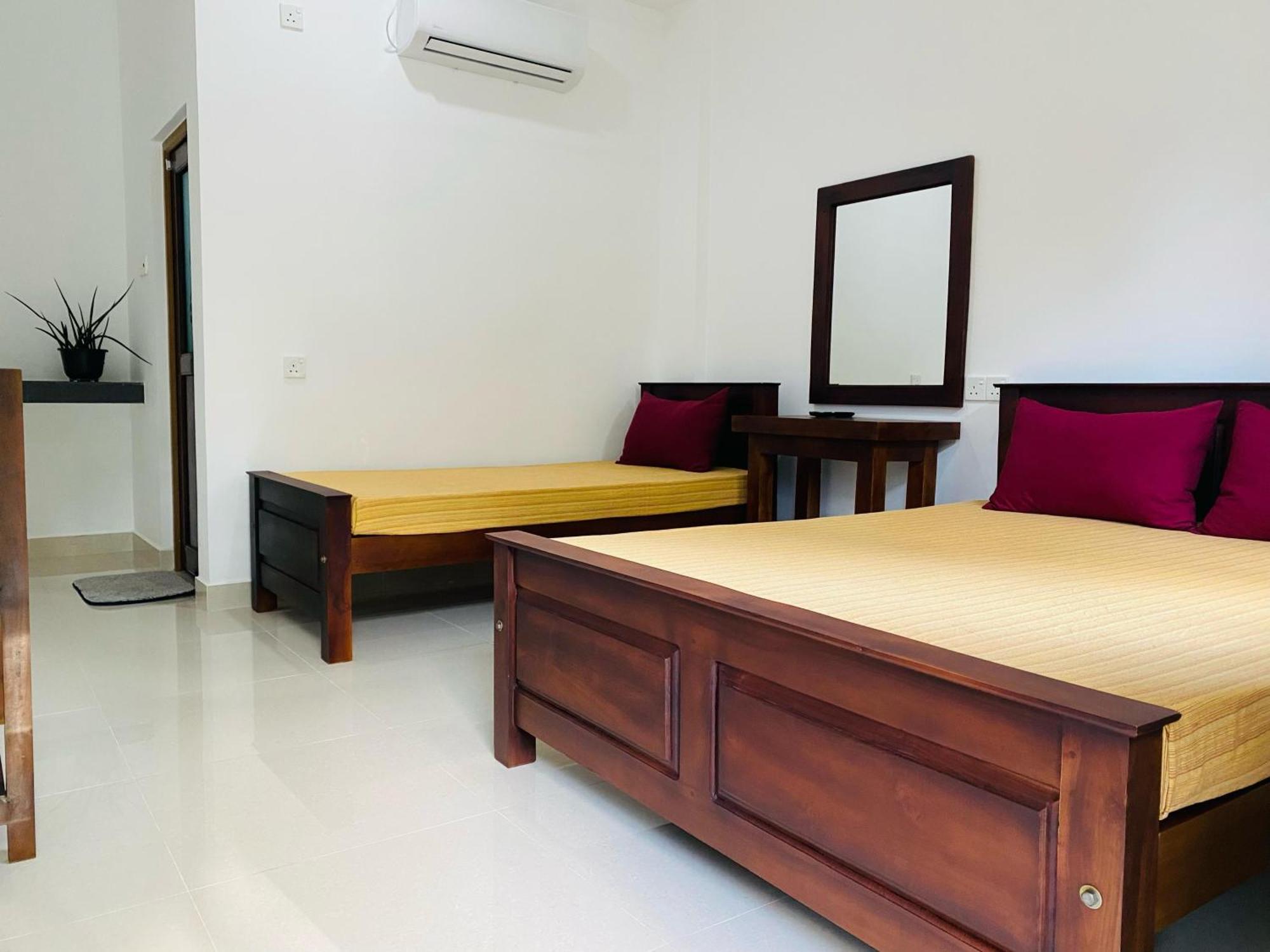 The Paramount Lodge Полоннарува Экстерьер фото