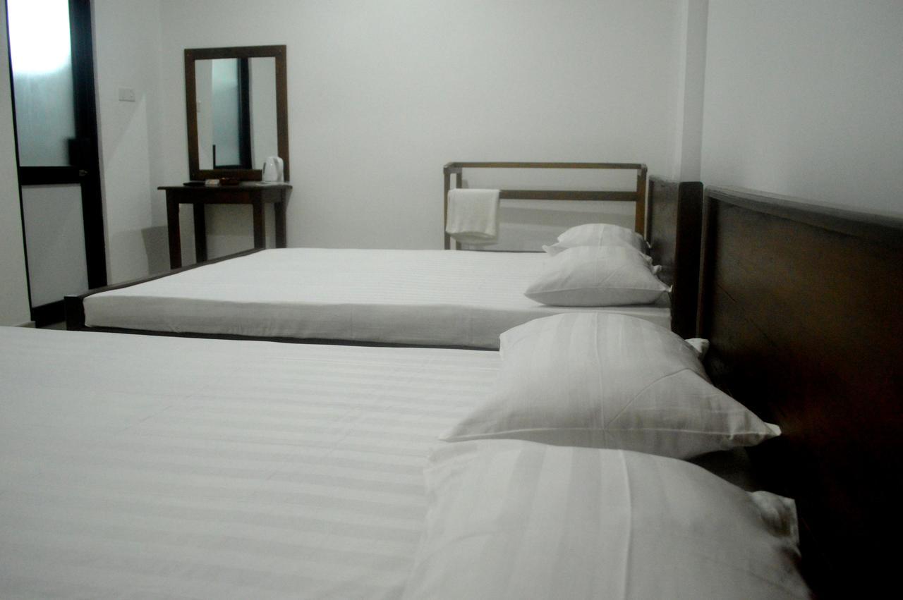 The Paramount Lodge Полоннарува Экстерьер фото