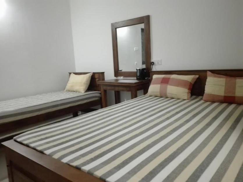 The Paramount Lodge Полоннарува Экстерьер фото